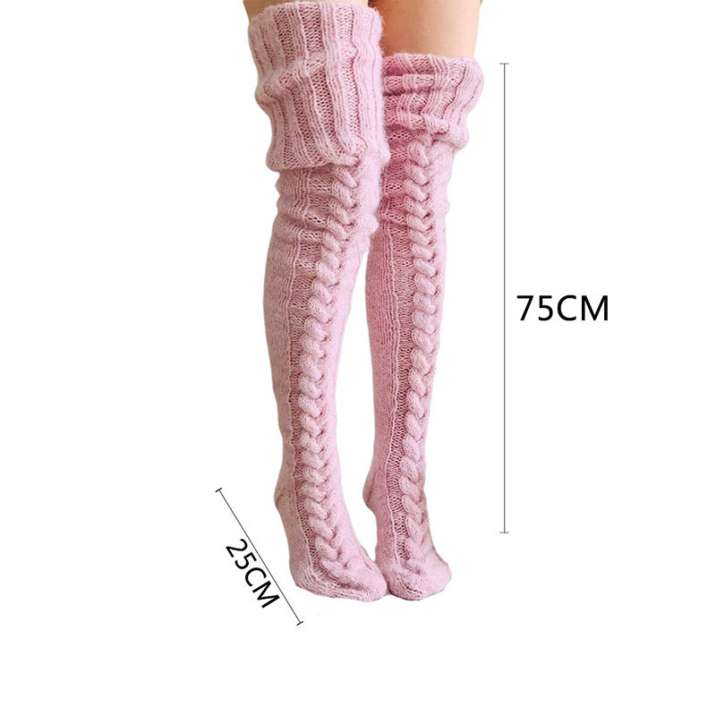 Chaussettes tricotées sur les bas allongés au genou