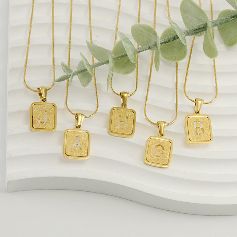 Collier Alphabet 26 lettres ajouré carré 18K, bijoux à la mode