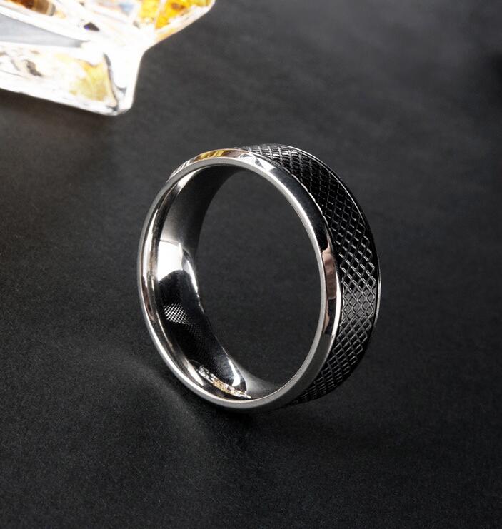 Bague en acier titane noir pour hommes européens et américains